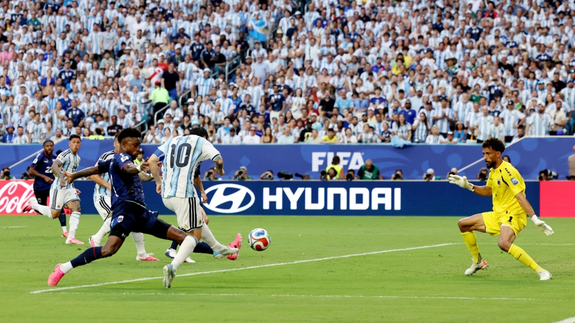 Messi phá bẫy việt vị, sút tung lưới Vozinha
