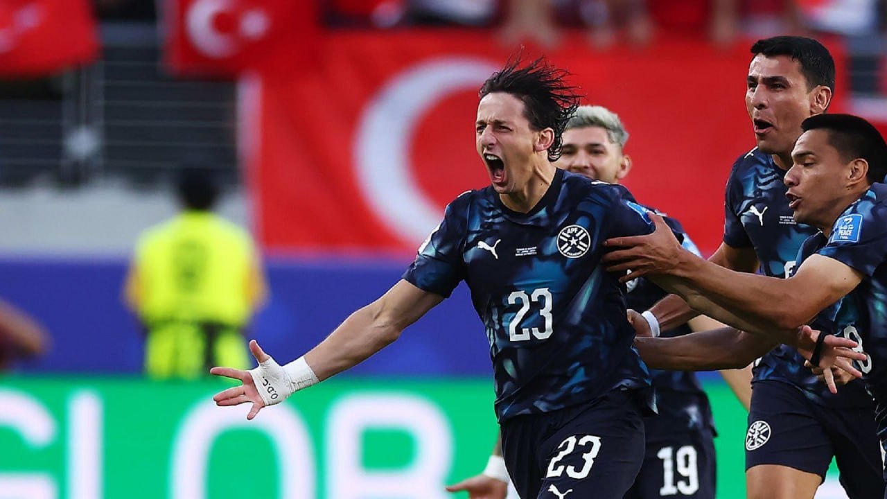 Matias Galarza sút xa hiểm hóc mở tỉ số cho Paraguay