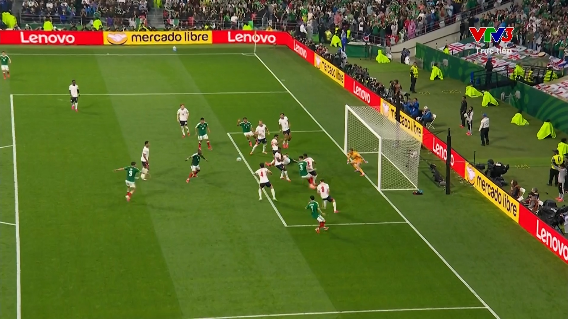 Julian Quinones nhanh chóng rút ngắn tỉ số xuống 2-1 cho Mexico