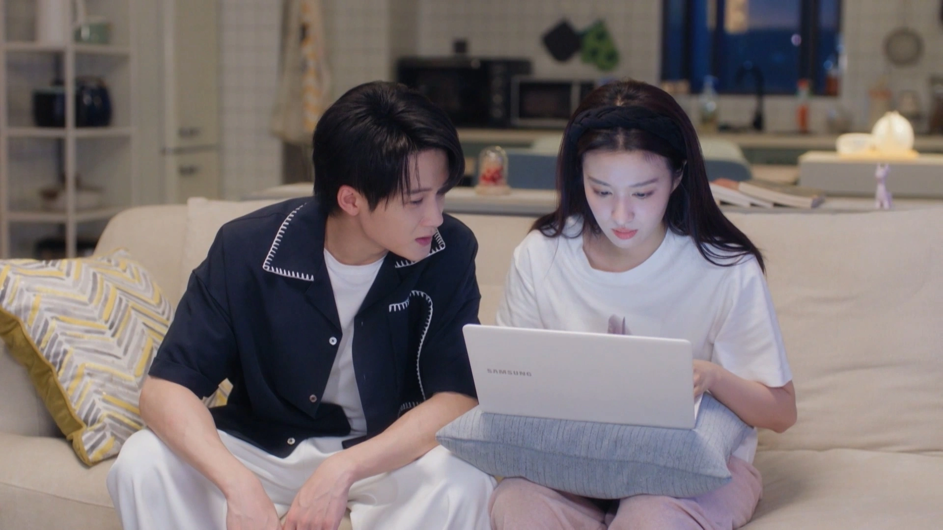 Review Tình Yêu Có Pháo Hoa tập 5–6: Tiền Phi thức trắng làm báo cáo, Lý Diệc Phi nhìn thấy năng lực thật sự của cô